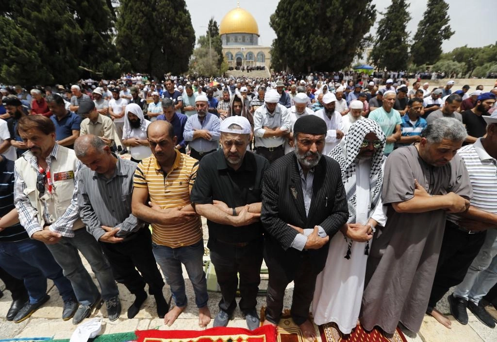 100 ألف مصل يؤدون الجمعة في المسجد الأقصى