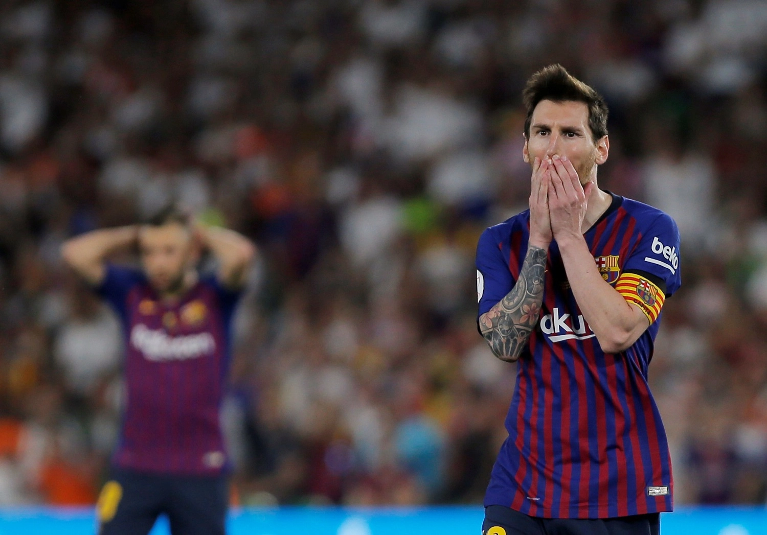 فالنسيا يهزم برشلونة حامل اللقب 2-1 ويعمق جراحه