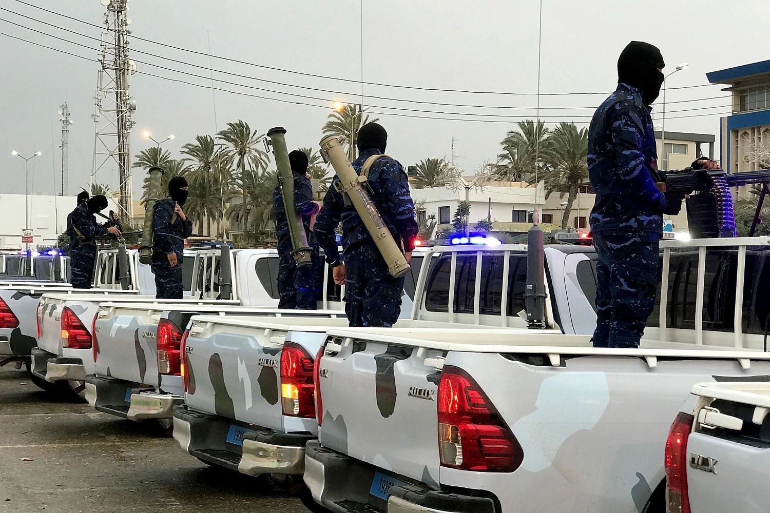 حفتر يعد المسلحين الذين يسلمون أنفسهم بالعفو
