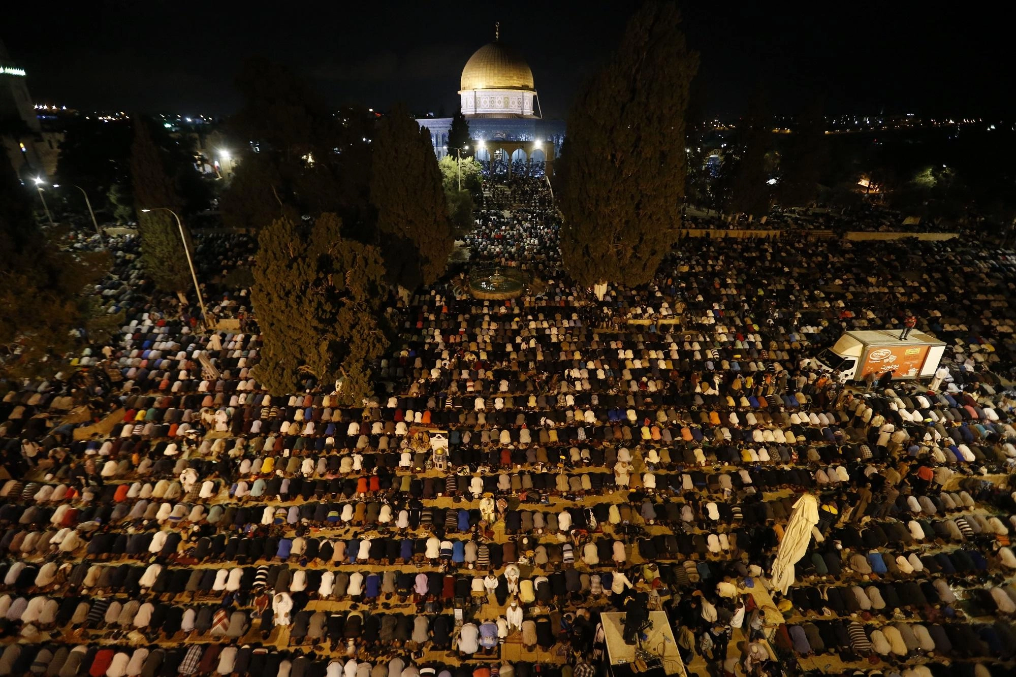 آلاف الفلسطينيين يصلون العشاء في المسجد الأقصى