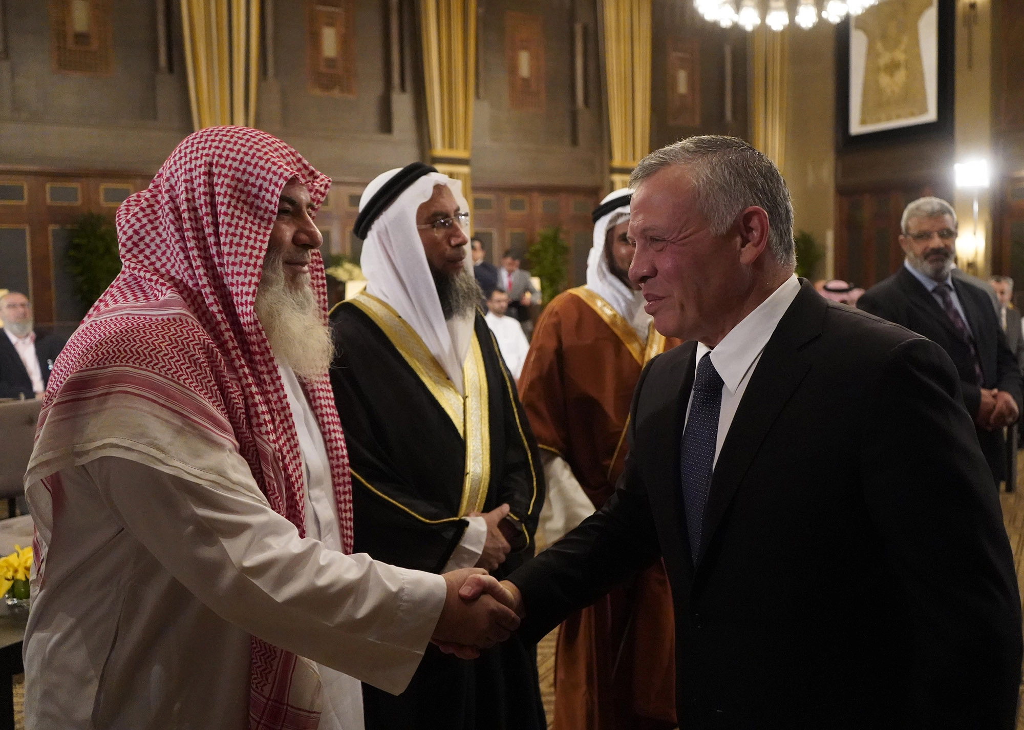 الملك يؤكّد مسؤولية الأئمة والوعاظ في تعزيز القيم