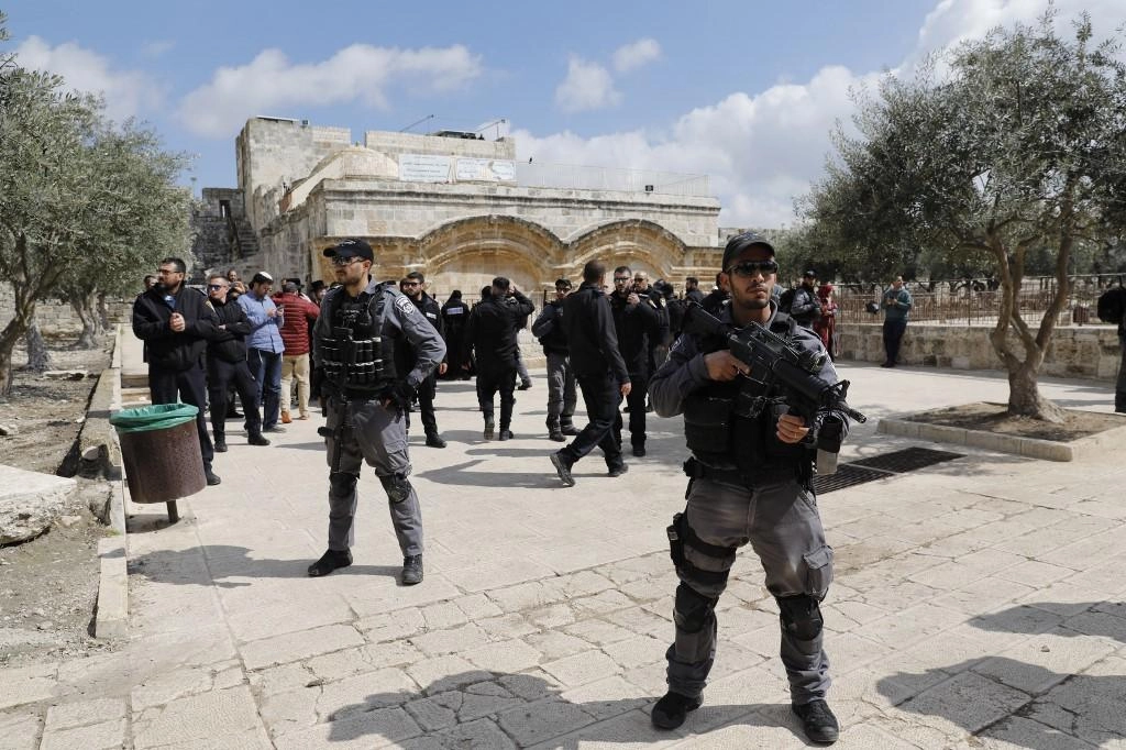 مستوطنون متطرفون يقتحمون المسجد الأقصى