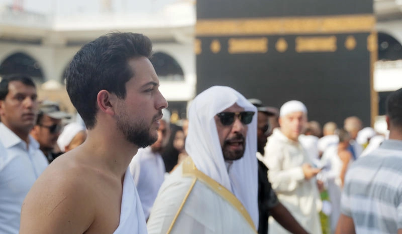 ولي العهد يؤدي مناسك العمرة