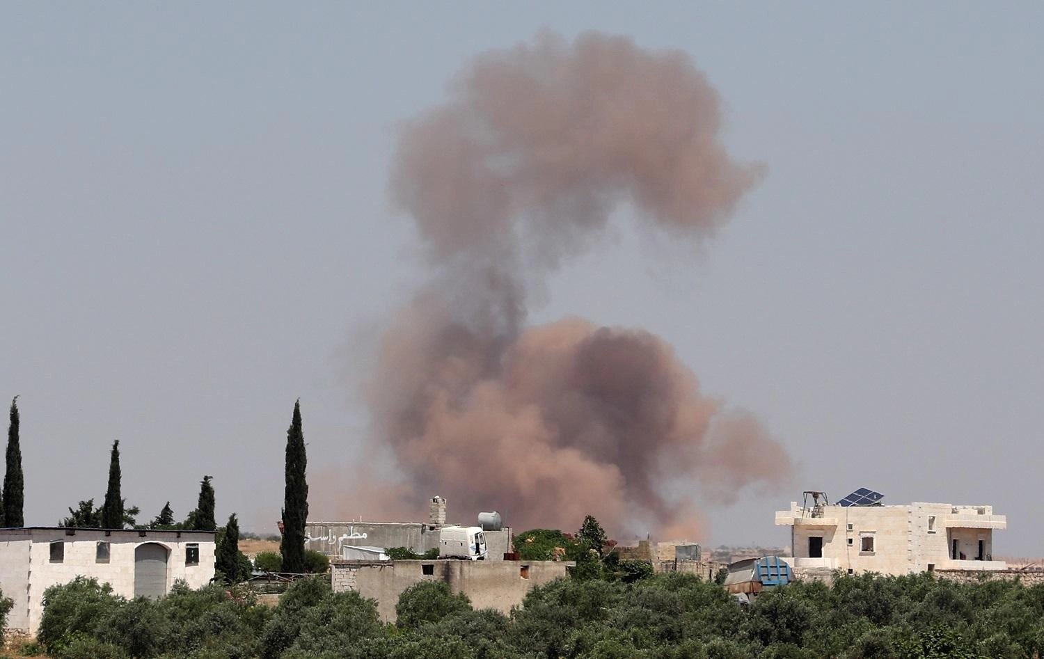 مقتل 21 مدنيا في قصف على إدلب