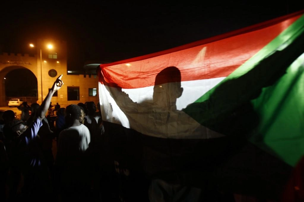 متظاهرون يطالبون بحكم مدني