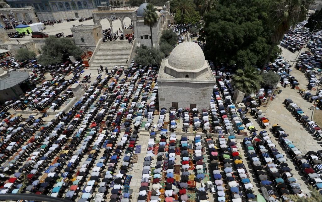 260 ألفا يؤدون صلاة الجمعة الأخيرة في رمضان