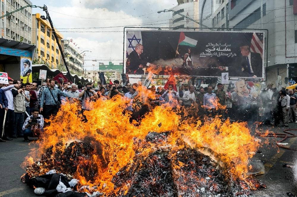 آلاف يرفضون خطة السلام الأميركية في يوم القدس 