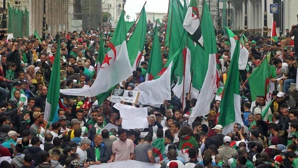 حشود ضخمة رغم اعتقال العشرات