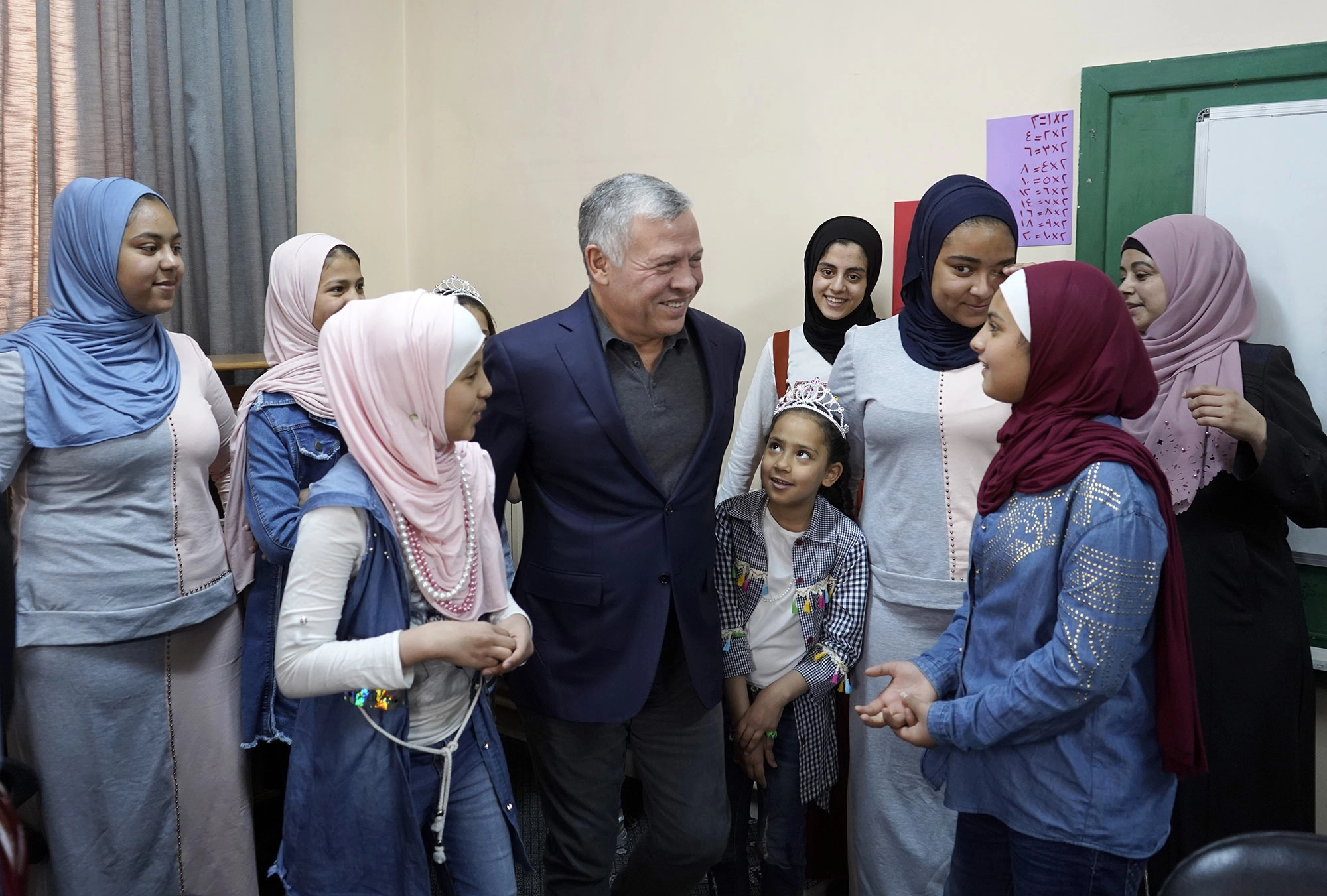 الملك يتفقد أحوال أطفال مبرة أم الحسين وفتيات يتيمات