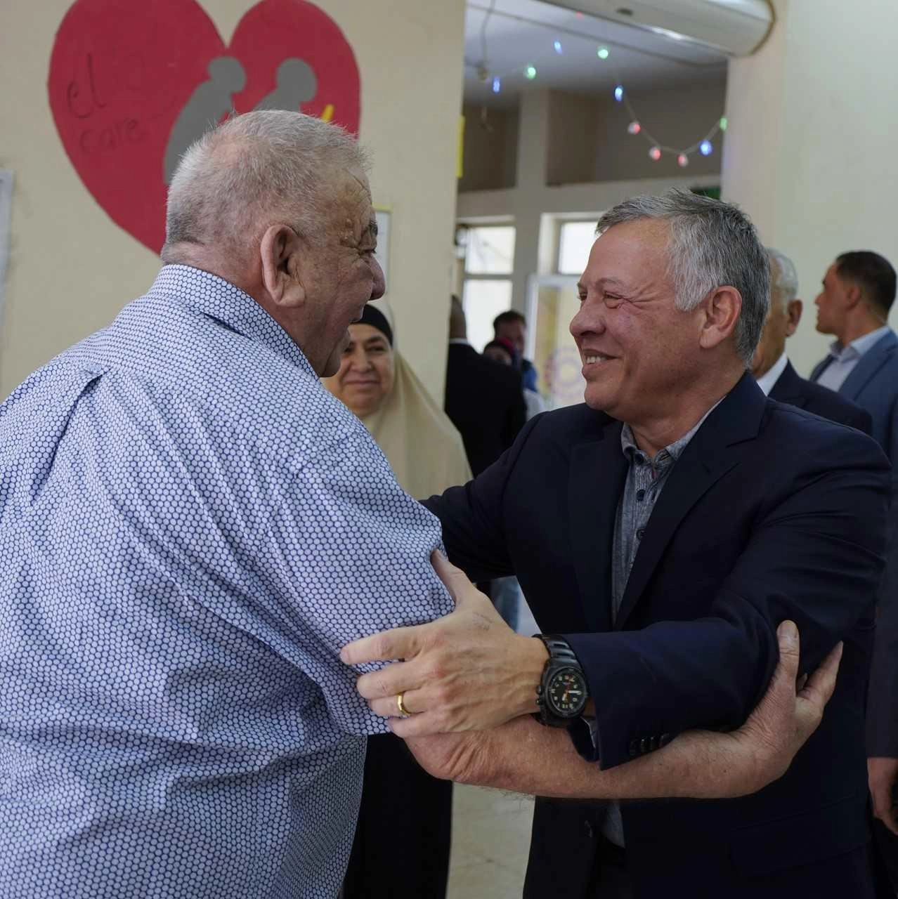 الملك يطمئن على مسني دار الضيافة