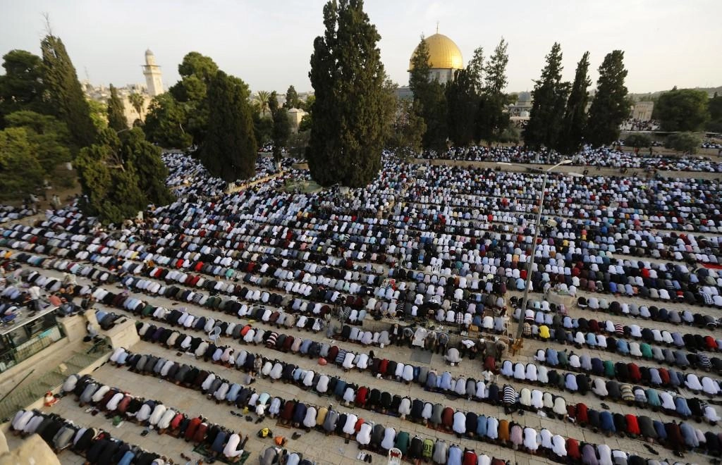 عشرات الآلاف يؤدون صلاة العيد 