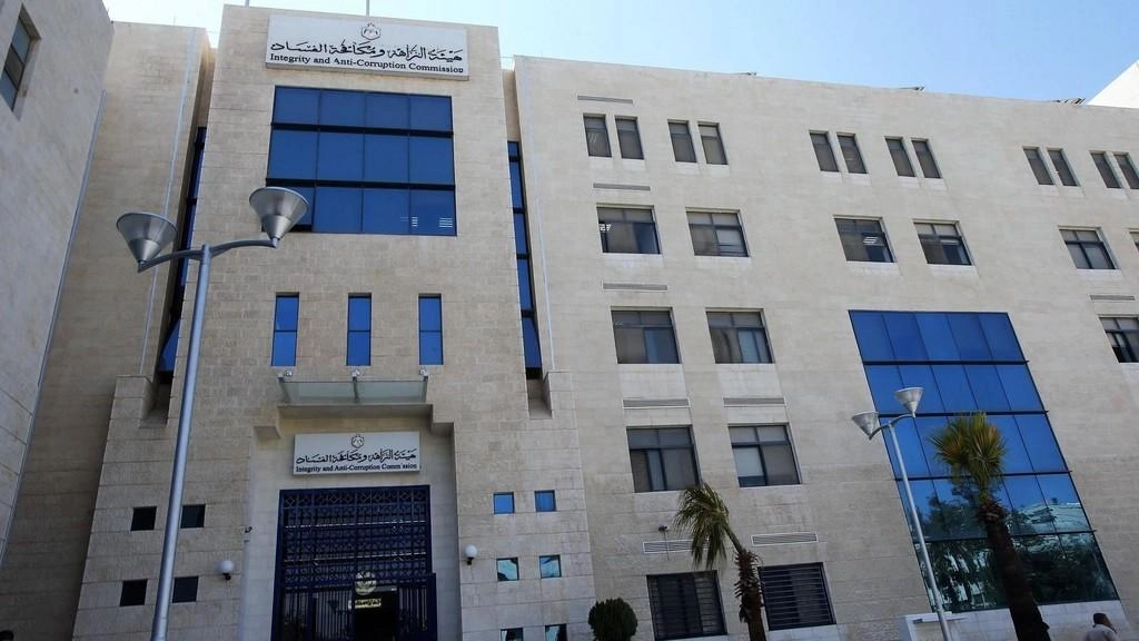 توقيف 3 موظفين بتهمة الرشوة