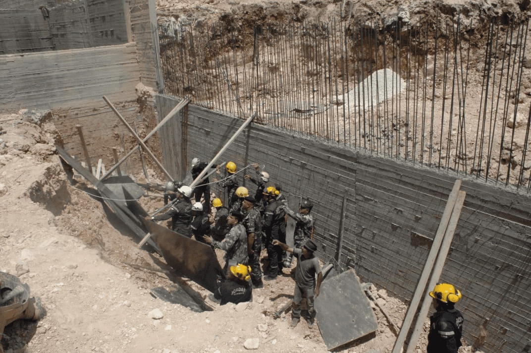 إنقاذ شخص انهارت عليه أتربة في عمّان