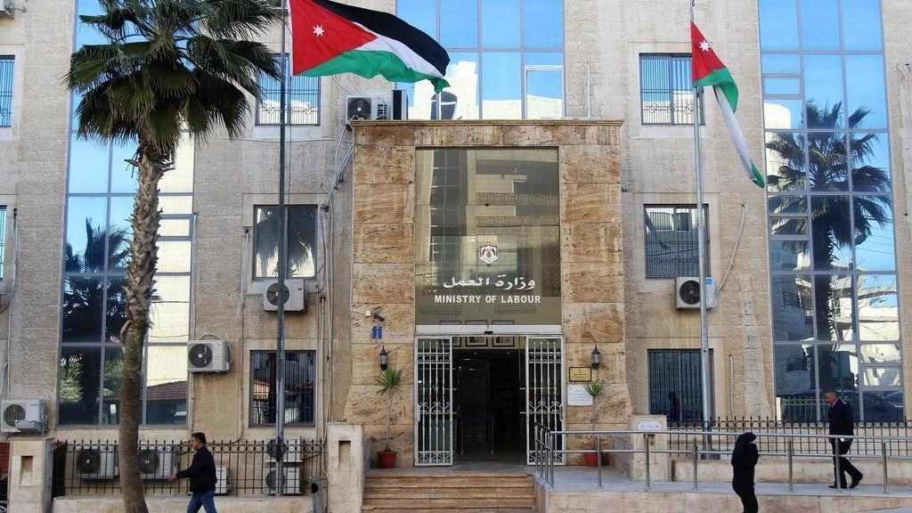 اتفاق على وقف قرار إنهاء خدمات موظفي فندق مؤقتاً
