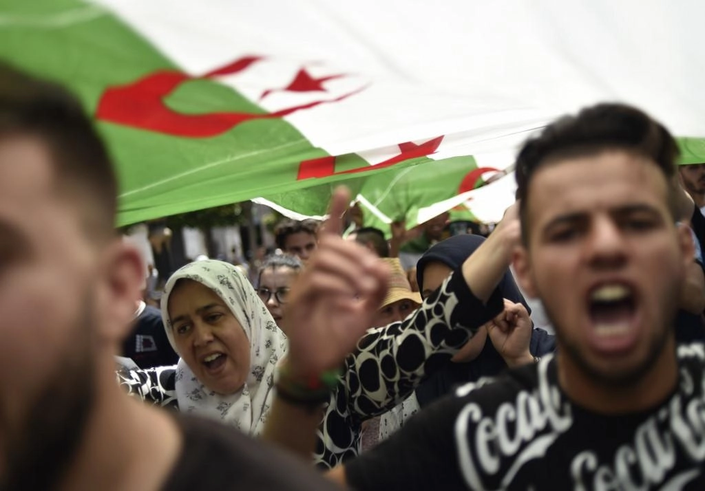 عشرات الآلاف يطالبون بالتغيير