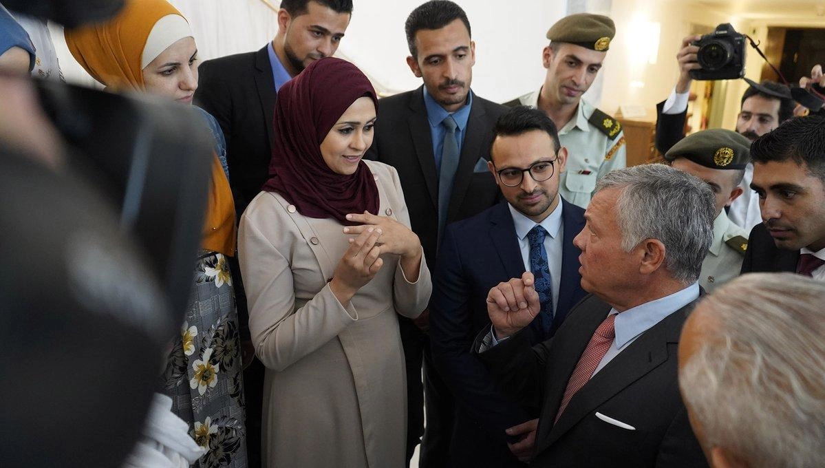 الملك يستعيد ذكريات مع شباب التقاهم قبل 17 عاما