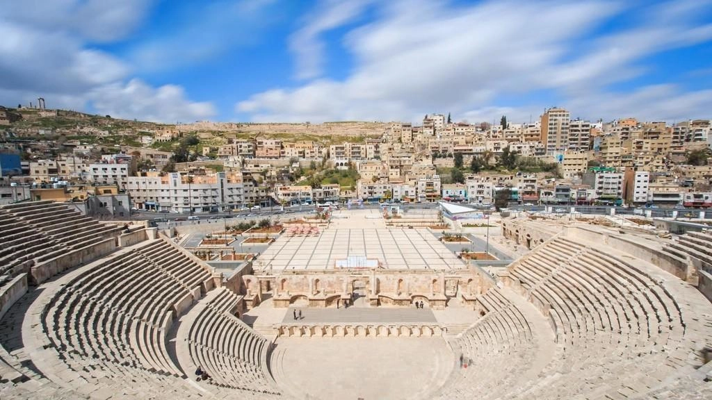 طقس معتدل نهاراً مائل للبرودة ليلاً