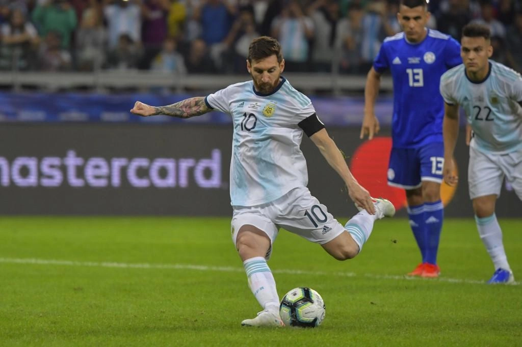 ركلة جزاء لميسي تحصد نقطة للأرجنتين
