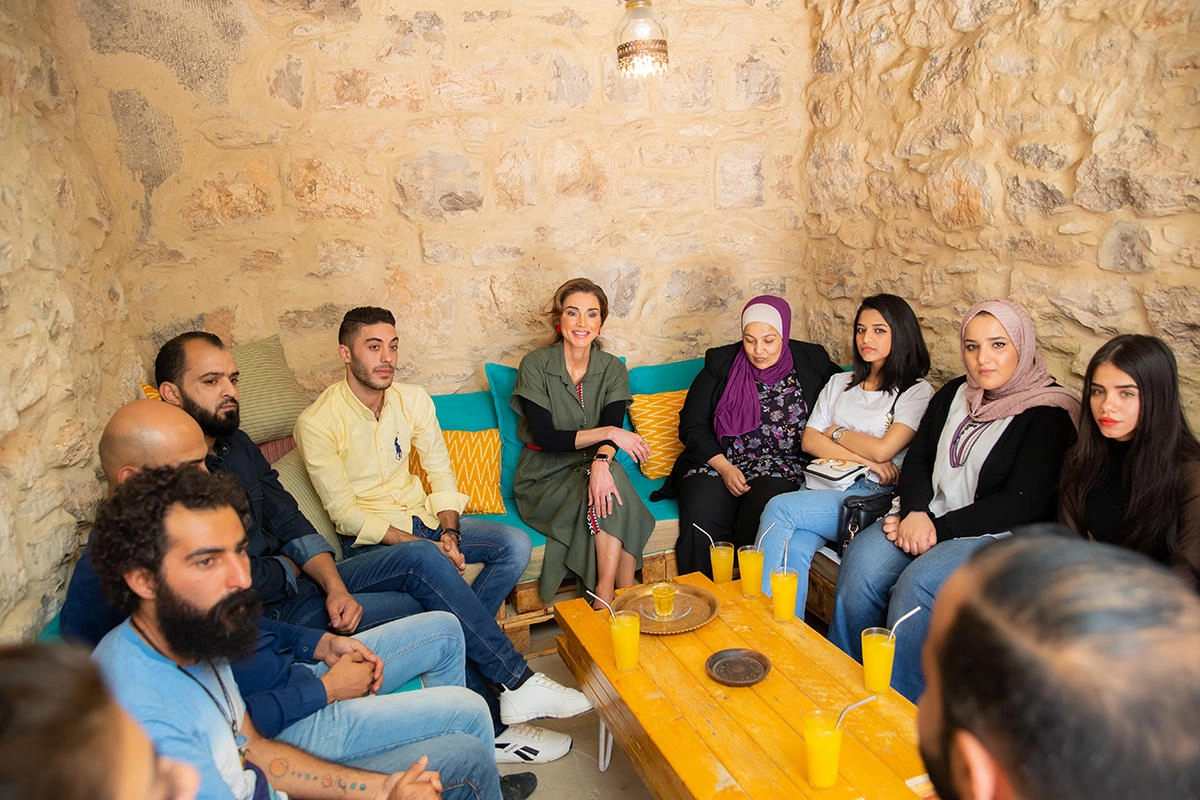 الملكة تزور مكتبة "كون" وتلتقي شباباً  