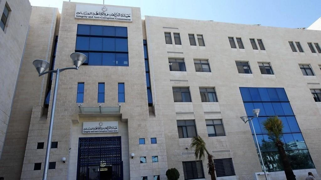 توقيف موظفين اثنين حاليين واثنين سابقين