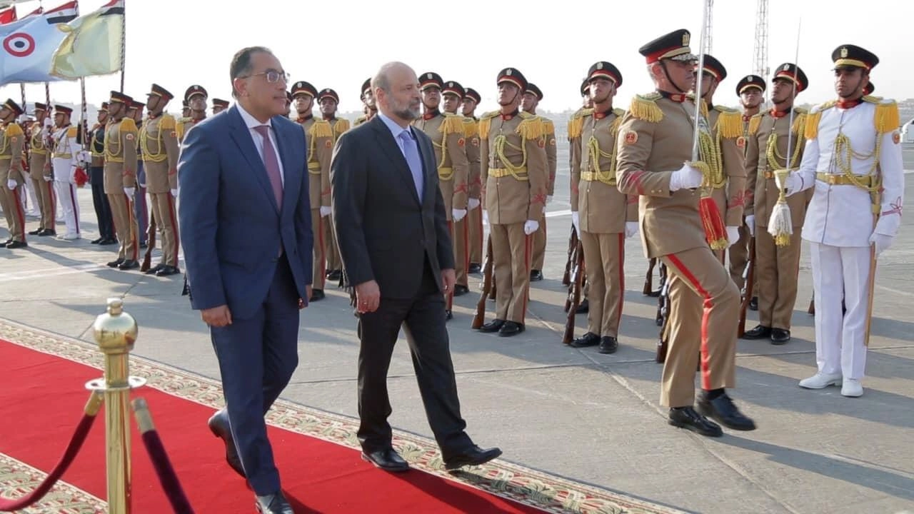 الرزاز يصل القاهرة للمشاركة في اجتماعات أردنية مصرية