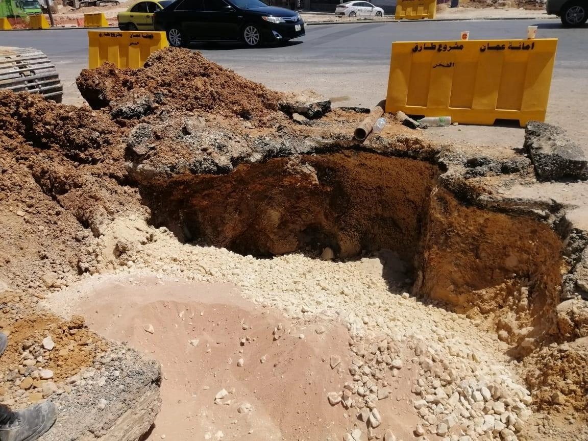 توقف ضخ المياه إلى طبربور بعد كسر في خط رئيسي