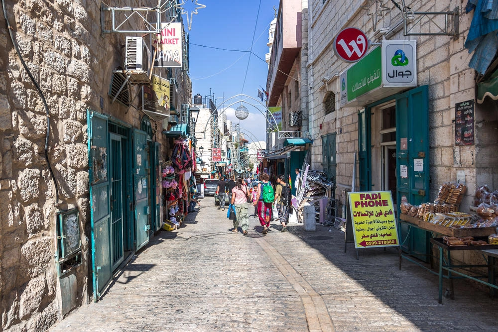 فلسطينيون يبيعون مصوغاتهم الذهبية