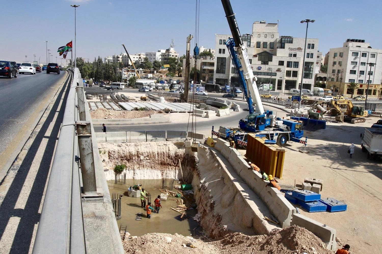 كسر خط مياه ناقل رئيسي قرب دوار المدينة الرياضية 