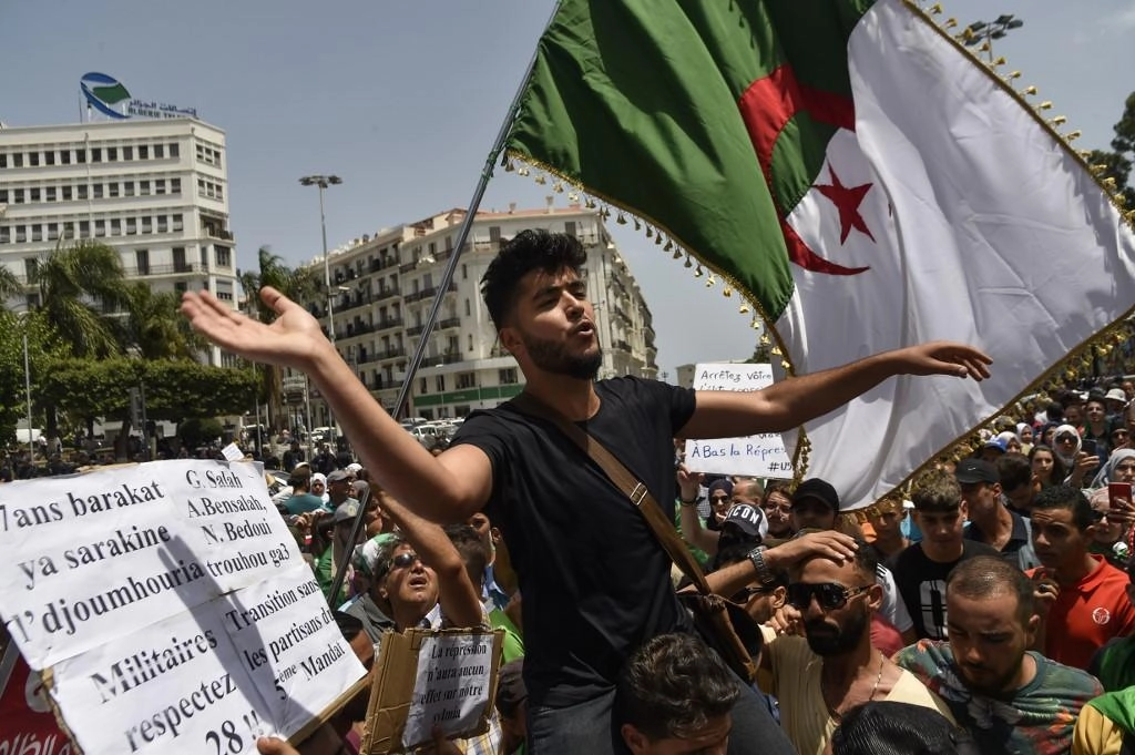 البرلمان ينتخب "إسلامياً معارضاً" رئيساً له