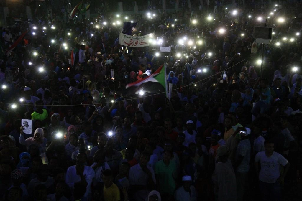 قتيل في مواجهات بين متظاهرين وعناصر أمنيين