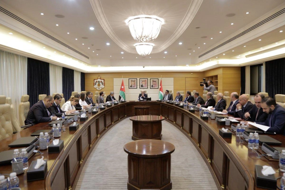 الرزاز يبحث تعزيز الاستثمار المشترك مع وفد تركي