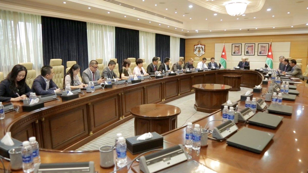 الرزاز يبحث التجارة والاستثمار مع وفد صيني