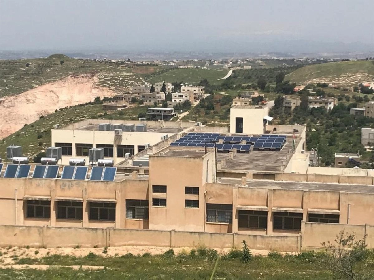 تزويد 128 مدرسة بطاقة نظيفة لتوفير بيئة تعليمية ملائمة