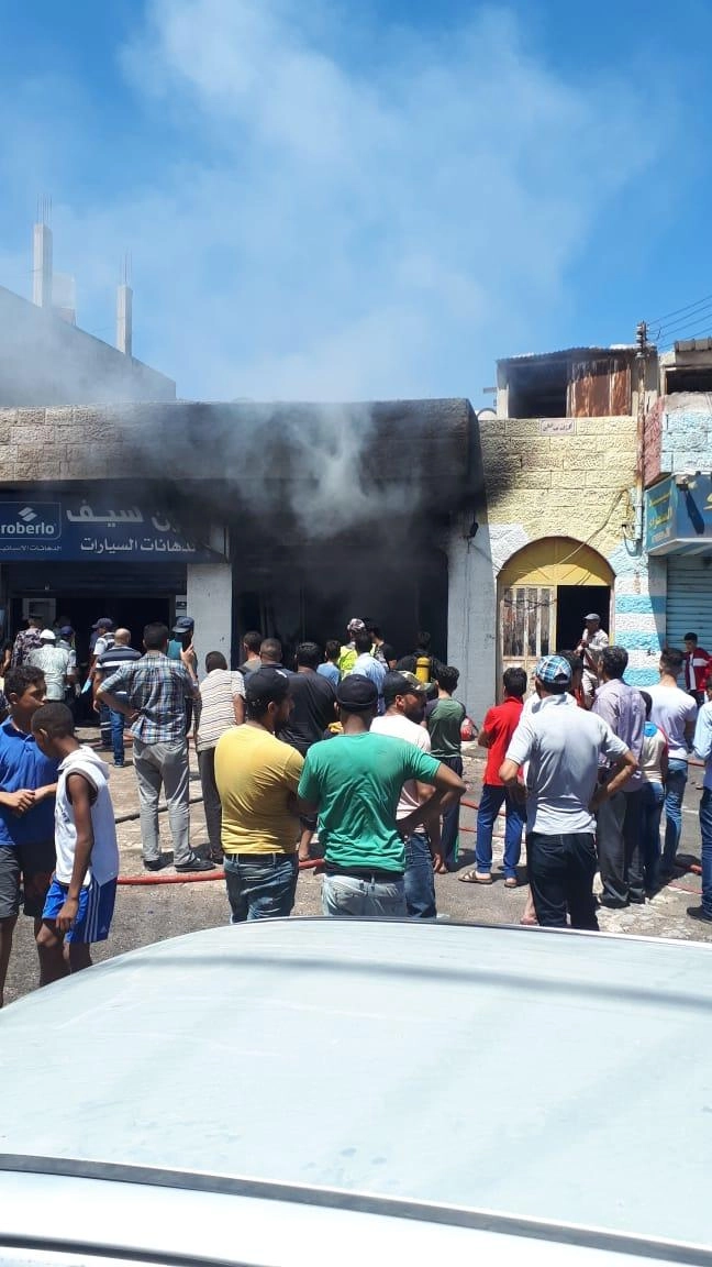إخماد حريق داخل محل دهان مركبات في عين الباشا