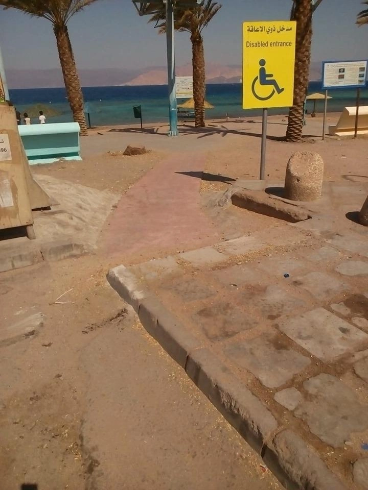 تركيب ممرات آمنة لذوي الاحتياجات الخاصة قرب الشاطئ