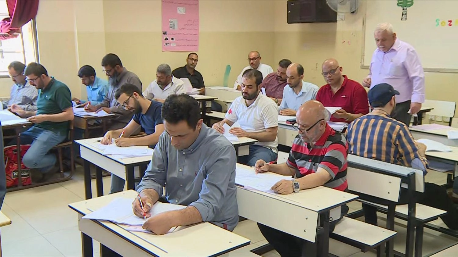 صرف مستحقات مصححي ومراقبي "التوجيهي"