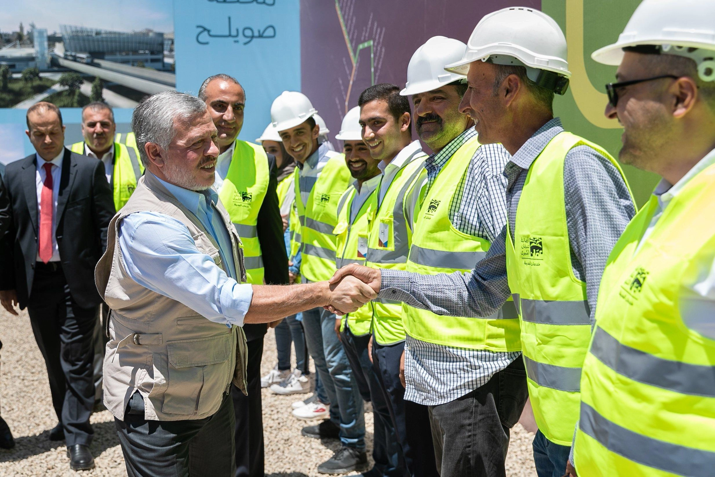 الملك يوجه بمتابعة أنشطة تجارية متأثرة بإنشاءات المشروع