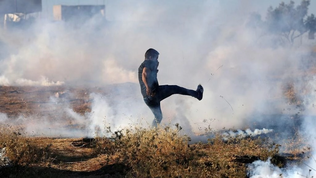 اختناق عشرات الفلسطينيين بالغاز إثر مواجهات مع إسرائيل