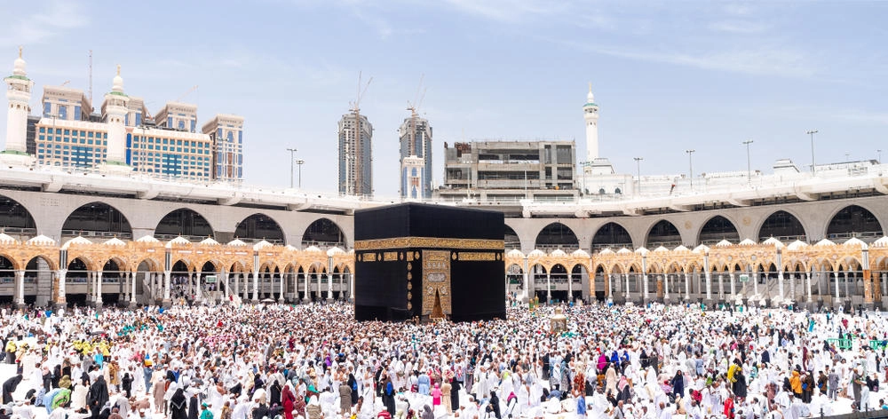 حجاج من لندن يصلون القاهرة بدراجاتهم في طريقهم لمكة