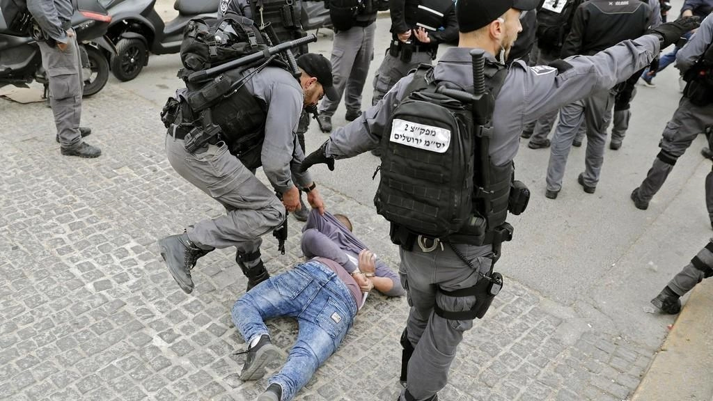 اعتقال 7 فلسطينيين بينهم طفل 