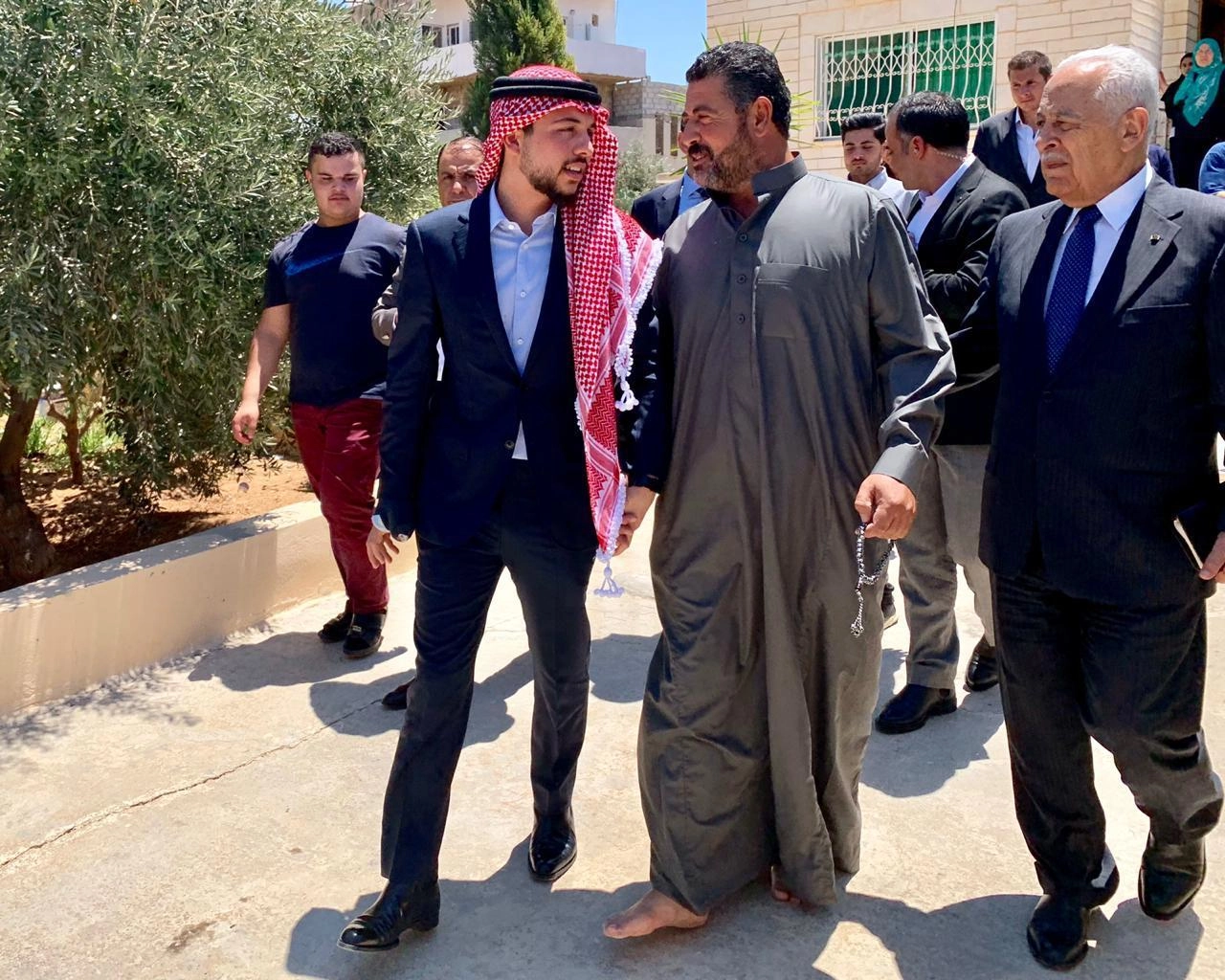 ولي العهد يزور عائلة الطالب المتوفى العزايزة