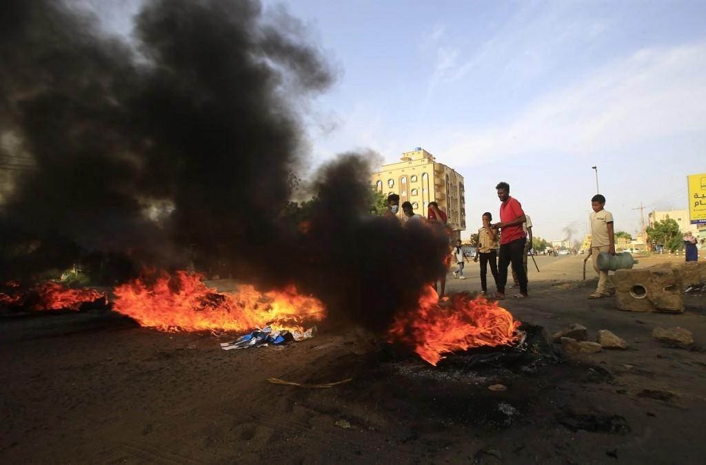 الشرطة تطلق غازا مسيّلا للدموع لتفريق متظاهرين