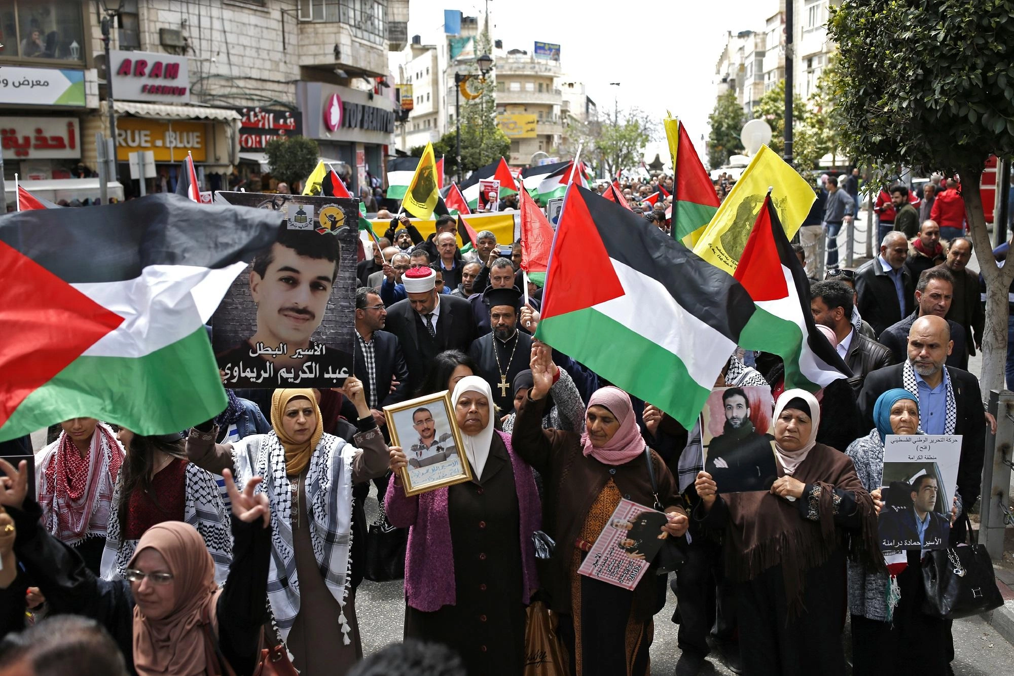 9 معتقلين إداريا يواصلون إضرابهم عن الطعام