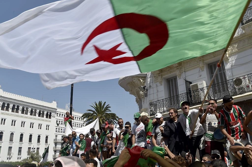 قائد الجيش يرفض "الشروط المسبقة" للحوار