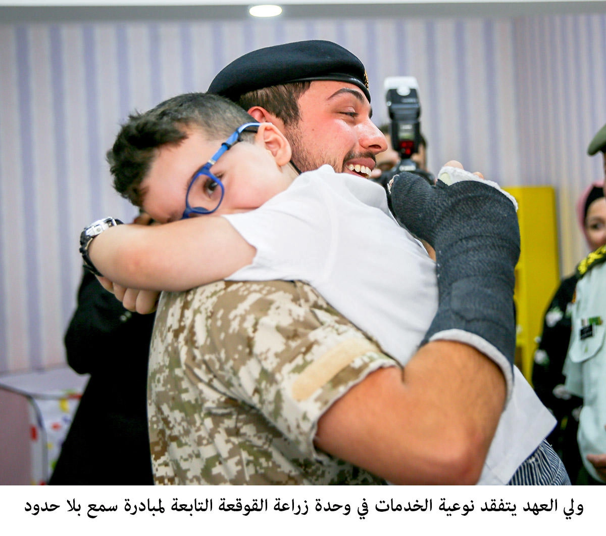 ولي العهد يتفقد وحدة زراعة القوقعة للأطفال
