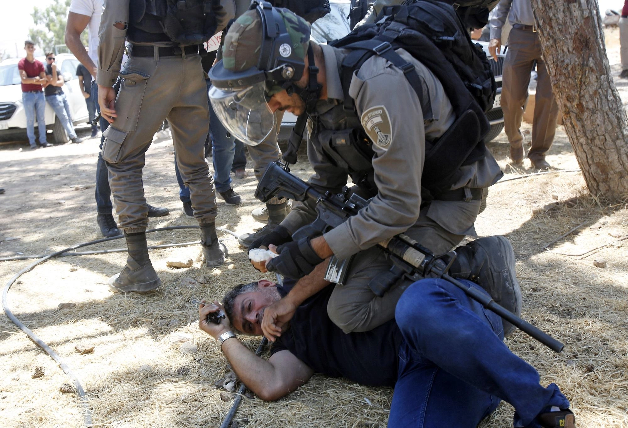 إصابة فلسطينيين احتجاجا على هدم إسرائيل منازل