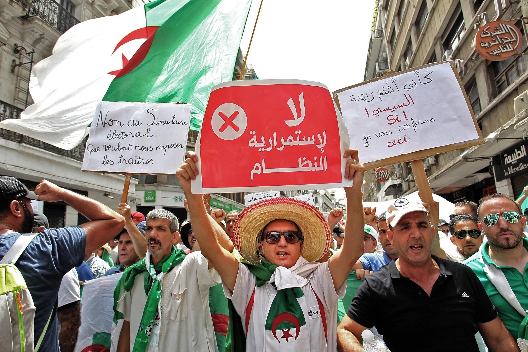 متظاهرون يدعون إلى "عصيان مدني"