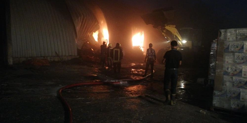 إخماد حريق مستودع في المنطقة الحرة 