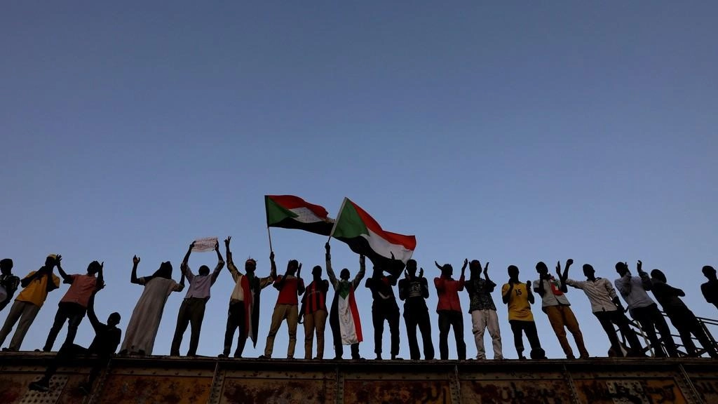 توقيع الإعلان الدستوري بالأحرف الأولى