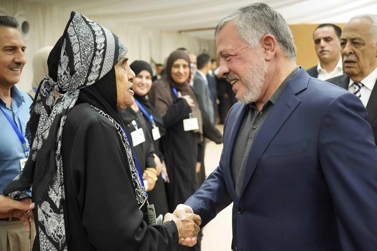 الملك يودع قافلة حجاج أسر شهداء من القوات المسلحة